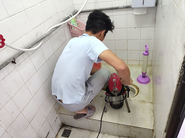 管城管道堵塞冒臭气 专业师傅现场解决问题