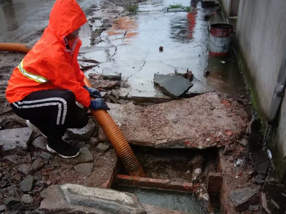 管城专业清理污水池 炜誉市政以规范流程守护城市 “肠道”