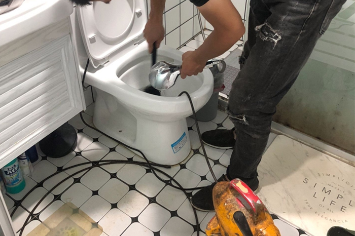 管城马桶堵塞自己疏通还是找师傅?专业上门服务让你省时更省心